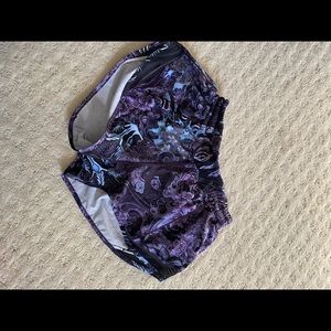 Lululemon Hotty hot 2.5 shorts size 4 EUC